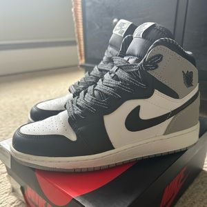 Lightly worn Nike Air Jordan 1 Retro High OG Youth size 4.5 Women’s size 6